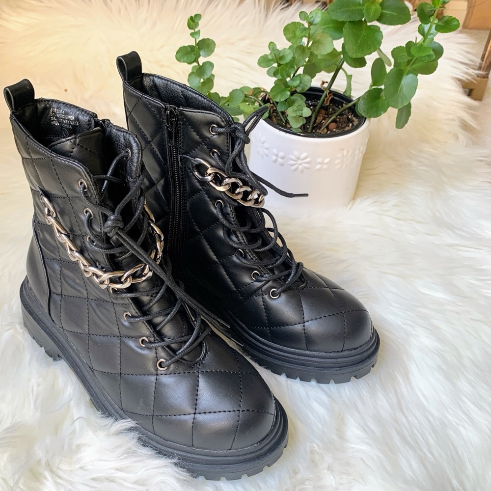 New Chase & Chloe Black Quilted Combat Bootie Boots Streetwear Chain Size 5.5